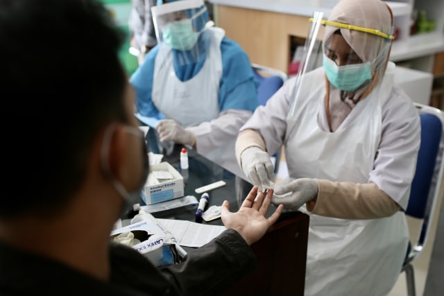 Pemeriksaan rapid test untuk warga di Darussalam, Banda Aceh. Foto: Abdul Hadi/acehkini