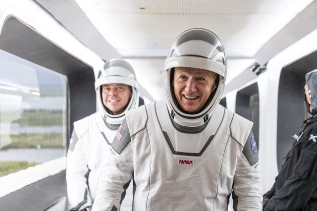 Astronaut Bob Behnken (kiri) dan Doug Hurley (kanan) menggunakan seragam luar angkasa dari SpaceX yang dirancang perancang fesyen Hollywood. Foto: SpaceX