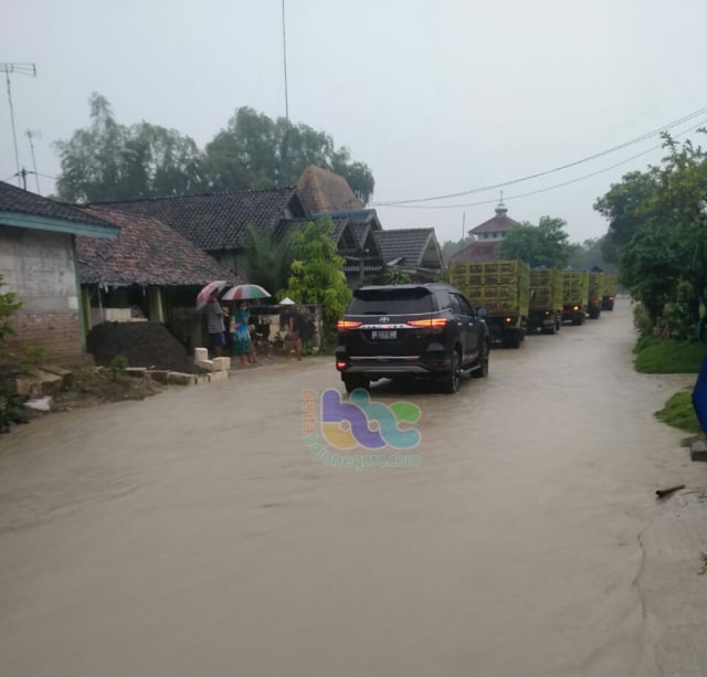 Ruas jalan raya Bojonegoro - Nganjuk, di Desa Kedungsumber Kecamatan Temayang Kabupaten Bojonegoro yang tergenang luapan air. Kamis (28/05/2020)