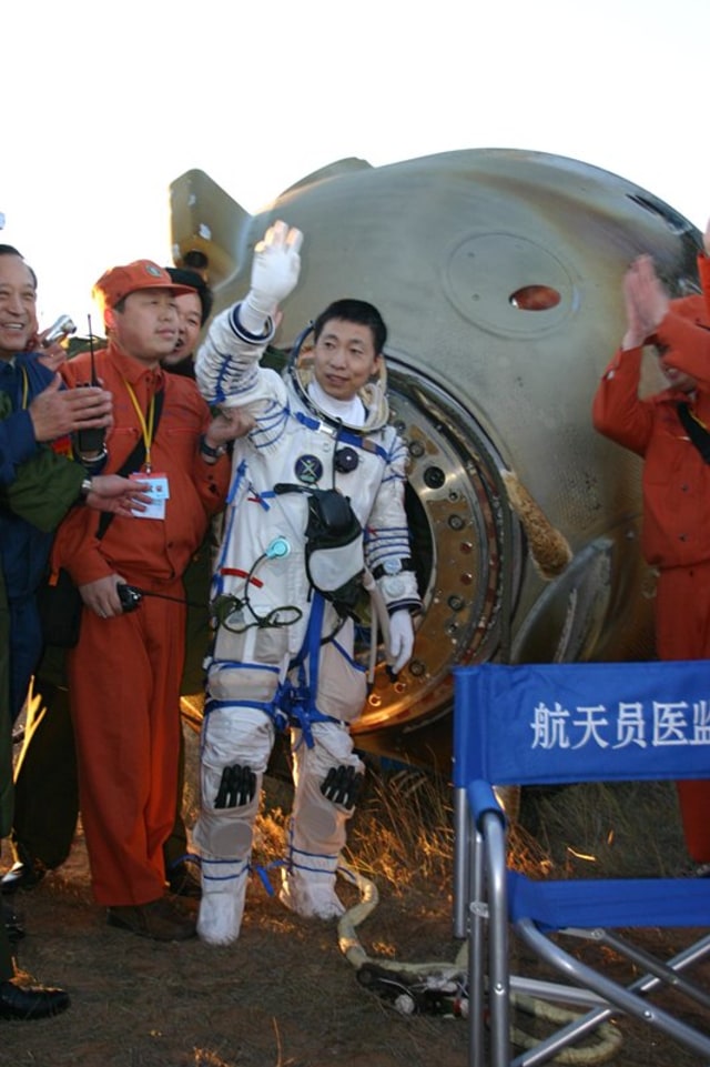 Astronaut asal China, Yang Liwei, saat kembali dari luar angkasa. Foto: Twitter/@XHNNews