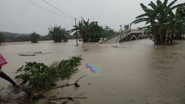 Suasana banjir bandang di Desa Gondang Kecamatan Gondang Kabupaten Bojonegoro, Kamis (28/05/2020) 