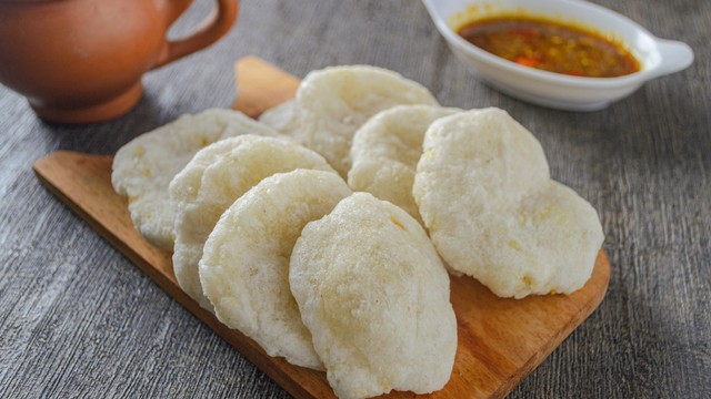 Cireng bumbu rujak. Foto: Shutterstock