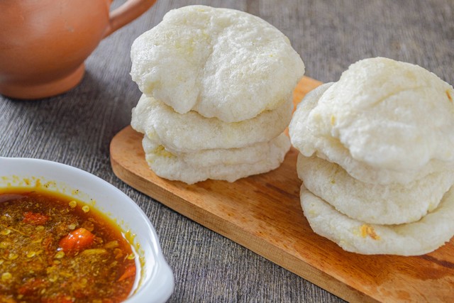 Cireng bumbu rujak. Foto: Shutterstock