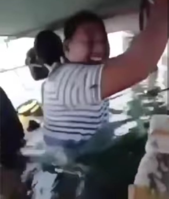 Viral ekspresi penumpang kapal karam di Perairan Probolinggo bikin warganet salah fokus. (Foto: Instagram/Tangkapan Layar @tawaviral)  
