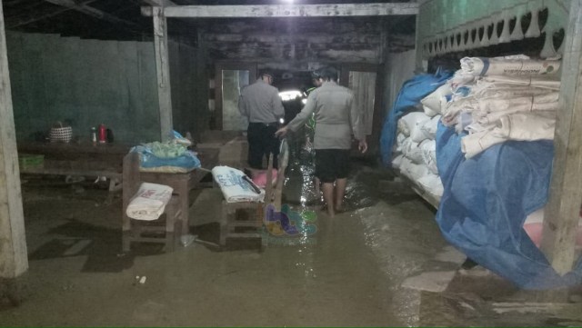 Aparat Kecamatan Sekar saat lakukan pendataan dan membantu membersihkan banjir di rumah warga Dusun Kaliklampok Desa Bobol Kecamatan Sekar Kabupaten Bojonegoro. Kamis (28/05/2020)