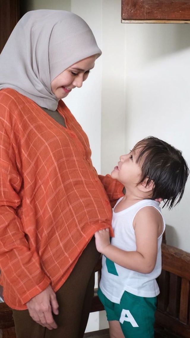 Zaskia Adya Mecca hamil anak kelima.
 Foto: Instagram / @zaskiadyamecca