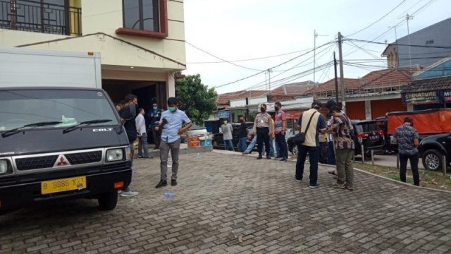 Petugas BNN saat mengamankan mobil boks berisi puluhan kilo sabu yang dibungkus kemasan beras di depan Rumah Sakit Mitra, Cikarang Selata, Kamis (28/5). Foto: Antara/Pradita Kurniawan Syah