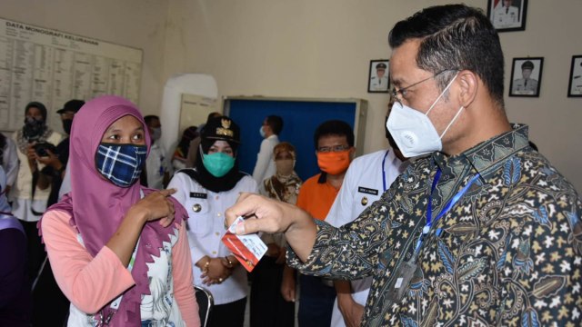 Mensos Juliari Batubara berdialog dengan warga Bogor saat pengambilan Bantuan Sosial Tunai (BST) dan Bansos Sembako, Kamis (28/5). Foto: Dok. Kemensos