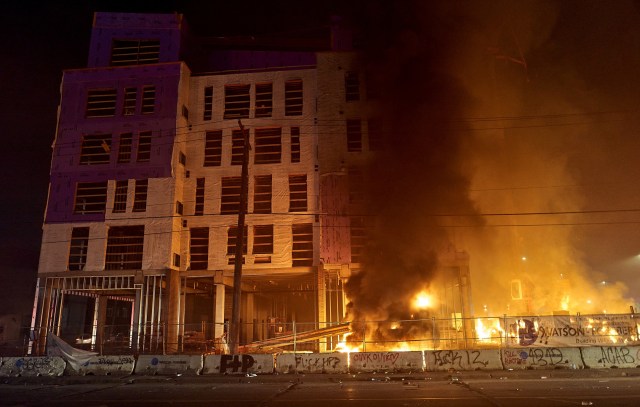 Kerusuhan di Minneapolis, Amerika Serikat, akibat pembunuhan George Floyd oleh polisi. Foto: Reuters/Adam Bettcher