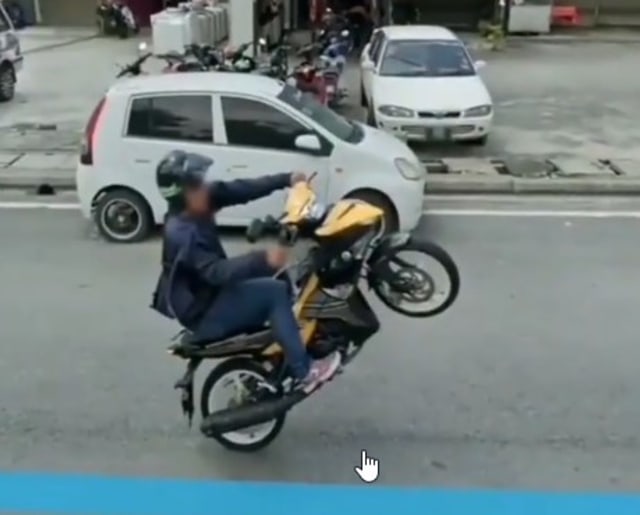 Aksi wheelie yang terekam di Google Street View. Foto: Instagram/ @motretbikers