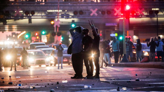 Pengunjuk rasa berdemonstrasi atas terbunuhnya pria kulit hitam oleh polisi di Minneapolis. Foto: Reuters/CARLOS BARRIA