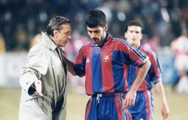 Johan Cruyff memberi arahan kepada Pep Guardiola. Foto: La Liga