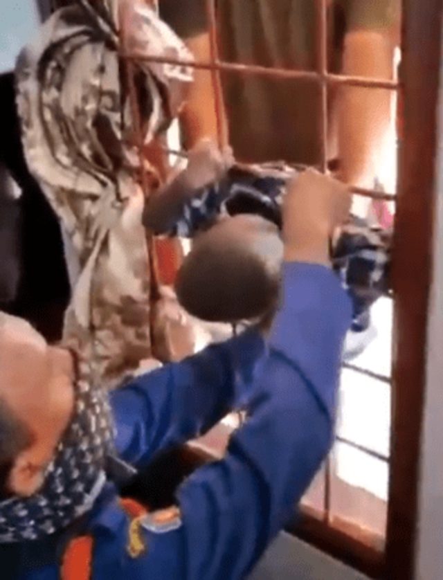 Momen dramatis petugas damkar evakuasi bocah WNA asal Mali yang kepalanya terjebak di terali jendela di Jakarta Barat. Foto: tangkapan layar Instagram @humasjakfire
