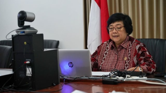 Menteri LHK Siti Nurbaya mengikuti Virtual Ministerial Dialogue with Local and Regional Governments Strengthening Coordination to Implement the Paris Agreement. Foto: Dok. KLHK