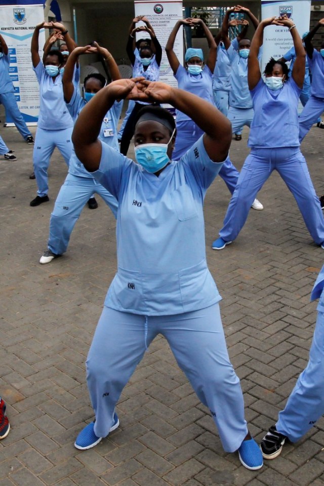 Perawat berpartisipasi dalam program kebugaran Zumba di Rumah Sakit Nasional Kenyatta di Nairobi, Kenya, Kamis (28/5). Foto: REUTERS / Njeri Mwangi