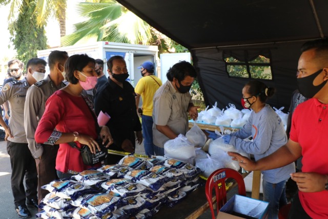 Pasar murah di halaman Polres Merauke. (Dok: Polda Papua)
