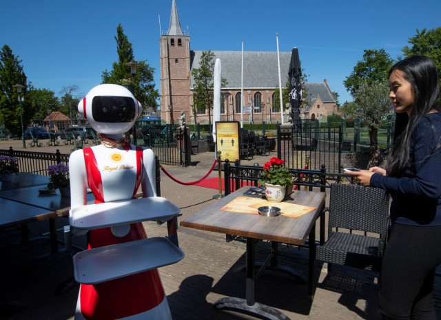 New Normal, Restoran di Belanda Gunakan Robot untuk Layani Pelanggan (9962)