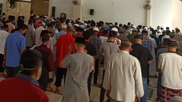 Suasana pelaksanaan salat jemaah di Masjid Agung Al Mubarak Tolitoli, Sulteng, Jumat (29/5). Foto: Moh Sabran/PaluPoso