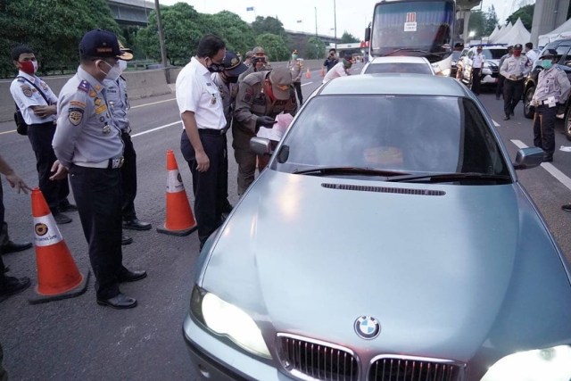 Gubernur DKI Jakarta Anies Baswedan memantau mobilitas warga yang keluar masuk Jabodetabek pada tol Karawang Timur Km 47 (Sumber: Instagram @aniesbaswedan)