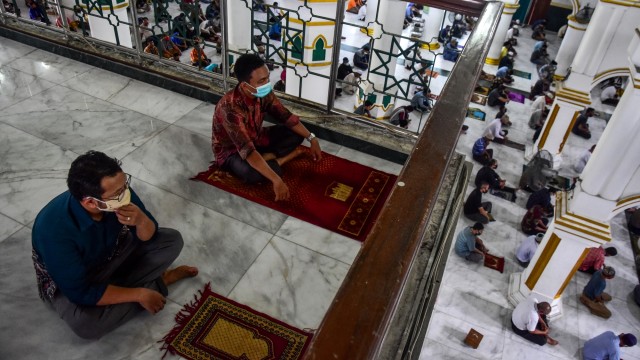 Pelaksanaan shalat Jumat pertama setelah berakhirnya Pembatasan Sosial Berskala Besar (PSBB) di Masjid Raya Senapelan Pekanbaru, Jumat (29/5). Foto: ANTARA FOTO/FB Anggoro