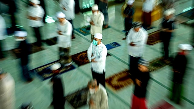 Umat Islam menggunakan masker saat melaksanakan shalat Jumat di Masjid Nurul Islam, Palangkaraya, Kalimantan Tengah, Jumat (29/5/2020). Foto: ANTARA FOTO/Makna Zaezar