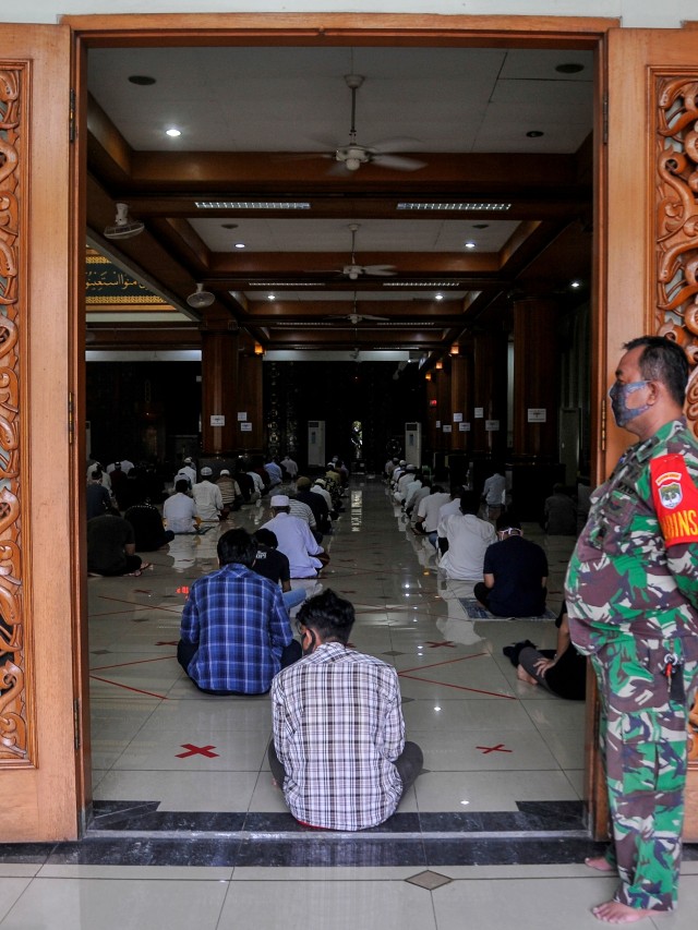Prajurit TNI berjaga saat pelaksanaan shalat Jumat di Masjid Agung Al-Barkah, Bekasi, Jawa Barat, Jumat, (29/5/2020). Foto: ANTARA FOTO/Fakhri Hermansyah