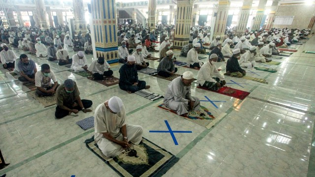 Umat Islam mendengarkan khutbah shalat Jumat di Masjid Nurul Islam, Palangkaraya, Kalimantan Tengah, Jumat (29/5/2020). Foto: ANTARA FOTO/Makna Zaezar