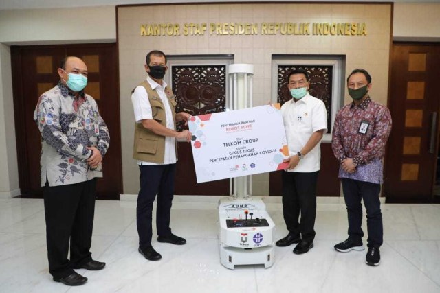 com-Kepala Staf Kepresidenan Moeldoko menyerahkan bantuan Robot Disinfeksi Autonomous UVC Mobile Robot kepada Ketua Gugus Tugas Percepatan Penanganan COVID-19 Doni Monardo di Jakarta, Kamis (28/5).