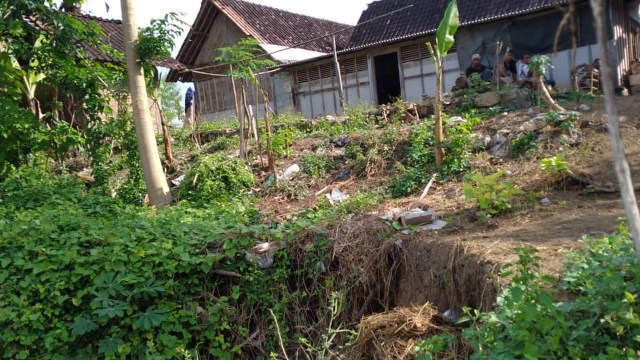 Rumah warga yang berada di bantaran Sungai Bengawan Solo di Desa Jipang Kecamatan Cepu Blora, yang terancam longsor. Jumat (29/05/2020)