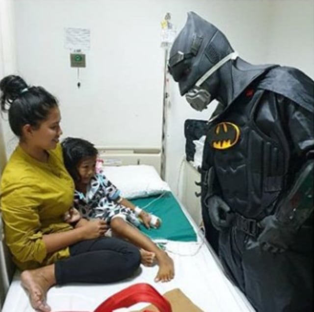 Viral seorang dokter pakai kostum superhero saat memeriksa pasien. (Foto: Instagram/Tangkapan Layar @erric_manibuy) 