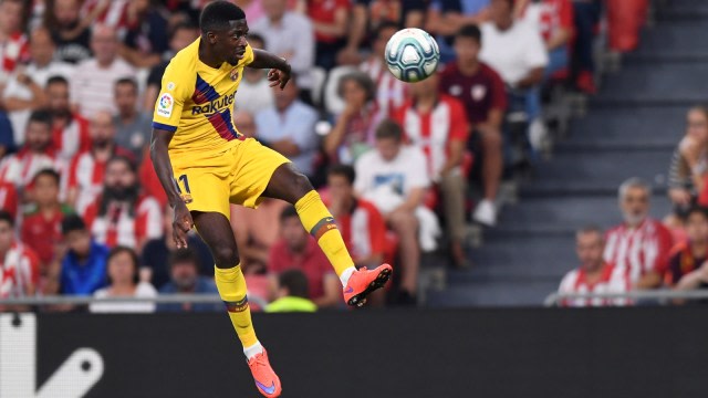 Ousmane Dembele membela Barcelona dalam pertandingan La Liga 2019/20 menghadapi Athletic Club. Foto: Reuters/Vincent West