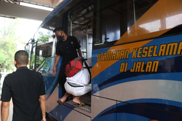 Rombongan penghuni karantina Graha Wisata dipindahkan dan Walikota Solo Jawa Tengah FX Hadi Rudyatmo memulangkan ODP setelah dikarantina selama 14 hari