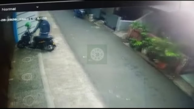 Viral video detik-detik dua orang maling tertangkap basah saat mencuri sepeda motor. (Foto: Instagram/Tangkapan Layar @lambe_ojol)
