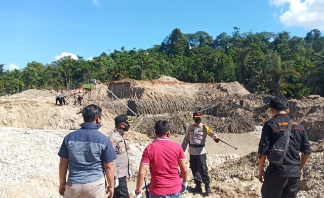 Polisi menggerebek lokasi tambang ilegal di Kabupaten Merangin, Jambi. Foto: Jambikita.id