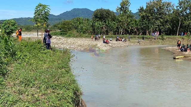 Tim SAR Gabungan bersama aparat dan masyarakat, saat lakukan pencarian korban Heru Setiawan (27) warga Desa Senganten Kecamatan Gondang yang dilaporkan hanyut terseret arus sungai di desa setempat. Kamis (28/05/2019)