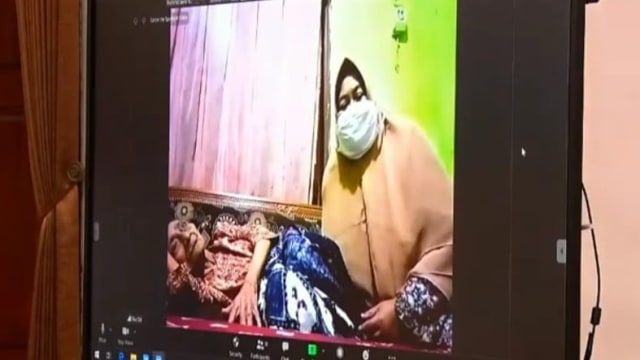 Eyang Kamtin berumur 100 tahun yang sembuh dari covid-19, saat sedang teleconference dengan Gubernur Jatim Khofifah Indar Prawansa. Foto: Dok. Istimewa