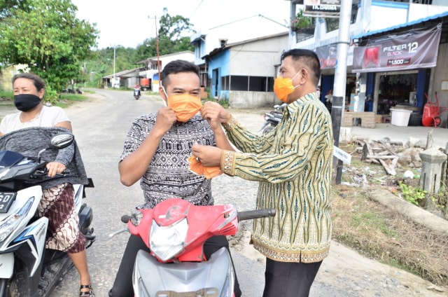 Bupati Kayong Utara, Citra Duani membagikan masker kepada masyarakat. Foto: Humas Pemkab Kayong Utara