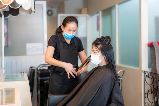 Perawatan kecantikan ke salon saat periode new normal. Foto: Shutterstock