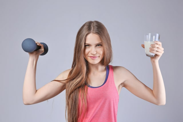 com-Ilustrasi olahraga yang dibarengi minum minuman protein untuk hasil optimal. Foto: Shutterstock