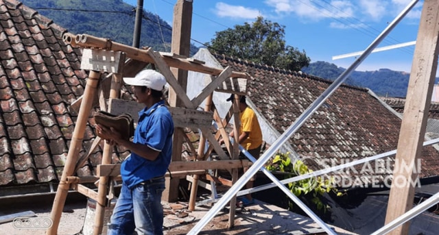 Warga mulai melakukan perbaikan rumah yang rusak akibat bencana puting beliung di Desa Caringin, Kecamatan Gegerbitung, Kabupaten Sukabumi. | Sumber Foto:Istimewa