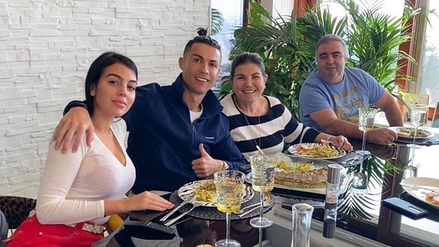 Cristiano Ronaldo menyantap hidangan bersama keluarganya. (Foto: @cristiano/Instagram)