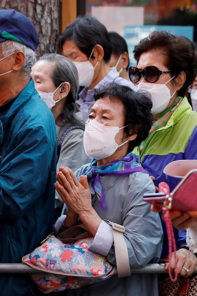 Seorang wanita berdoa saat upacara kelahiran Buddha di kuil Jogye, Seoul, Korea Selatan, Sabtu (30/5). Foto: REUTERS / Kim Hong-Ji