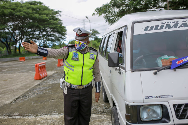 Personel Polantas Aceh saat memeriksa mobil angkutan umum, Mei 2020. Foto: Abdul Hadi/acehkini