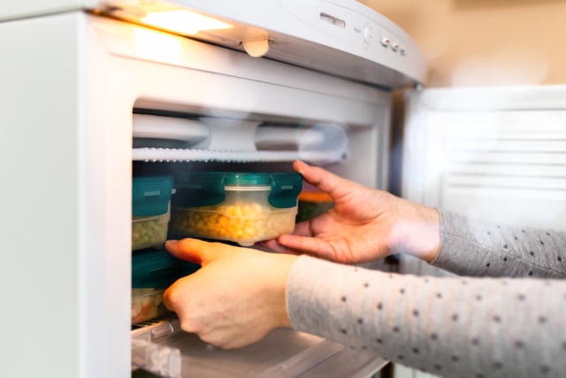 Ilustrasi menyimpan makanan dalam freezer Foto: Shutter Stock