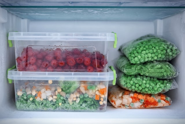 Ilustrasi menyimpan makanan dalam freezer Foto: Shutter Stock
