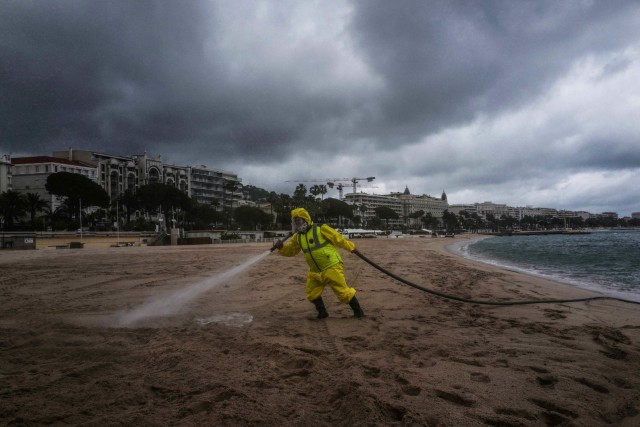 Foto Pantai  Riviera di Prancis  Didisinfeksi Jelang Dibuka 
