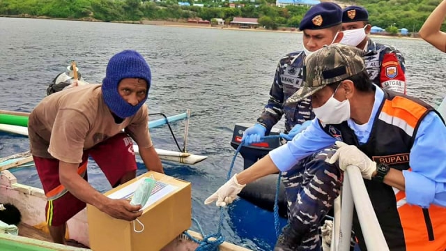 Lanal dan Bupati Gorontalo Bagikan Paket Sembako Kepada Nelayan di Tengah Laut. Sabtu, (30/5). Foto: Dok istimewa