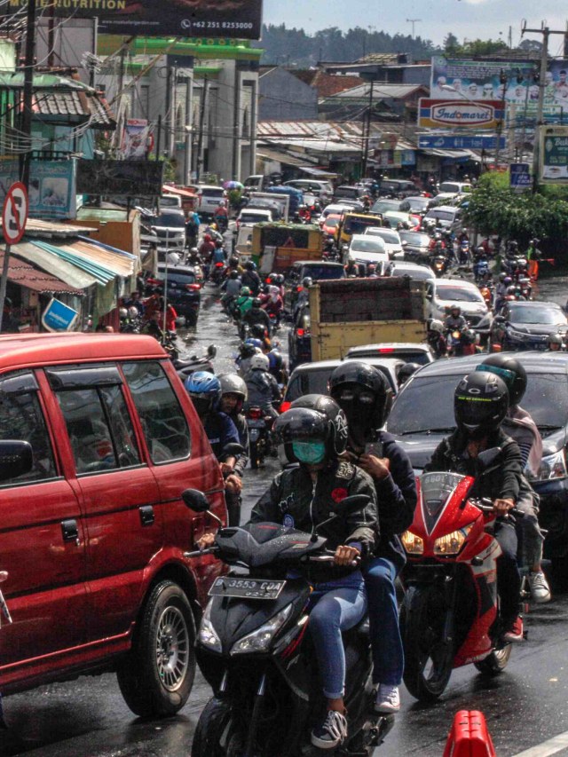 Sejumlah kendaraan memadati Jalan Raya Puncak, Cisarua, Kabupaten Bogor, Jawa Barat, Sabtu (30/5). Foto: ANTARA FOTO/Yulius Satria Wijaya