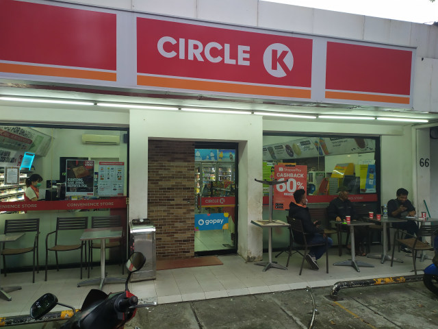 Aksi percobaan pencurian di minimarket Circle K di Bandung. Foto: Dok. Istimewa