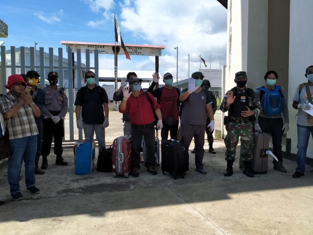 7 TKI asal Papua yang menjadi korban PHK di Papua Nugini, akhirnya bisa kembali ke tanah air. (Dok: Humas Polresta Jayapura Kota)